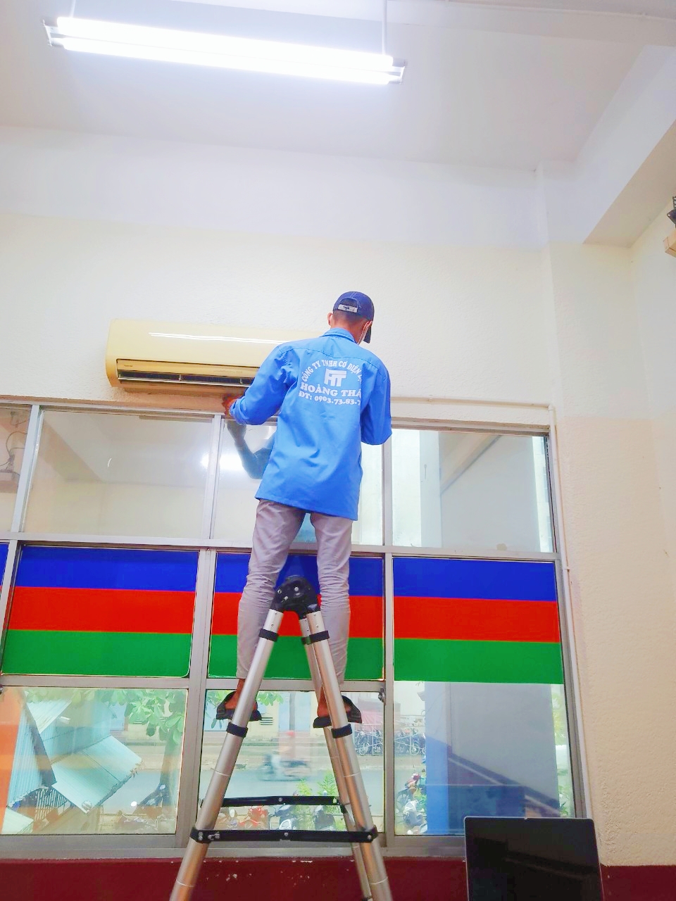 Điện máy Hoàng Thái vệ sinh máy lạnh tại quận 12