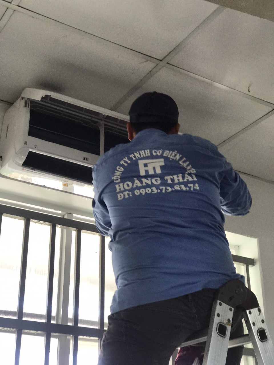 Vệ sinh máy lạnh tại nhà Gò Vấp, điện máy Hoàng Thái quận 12